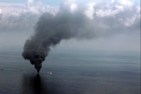 Kontrolovaný požár ropy na moři.